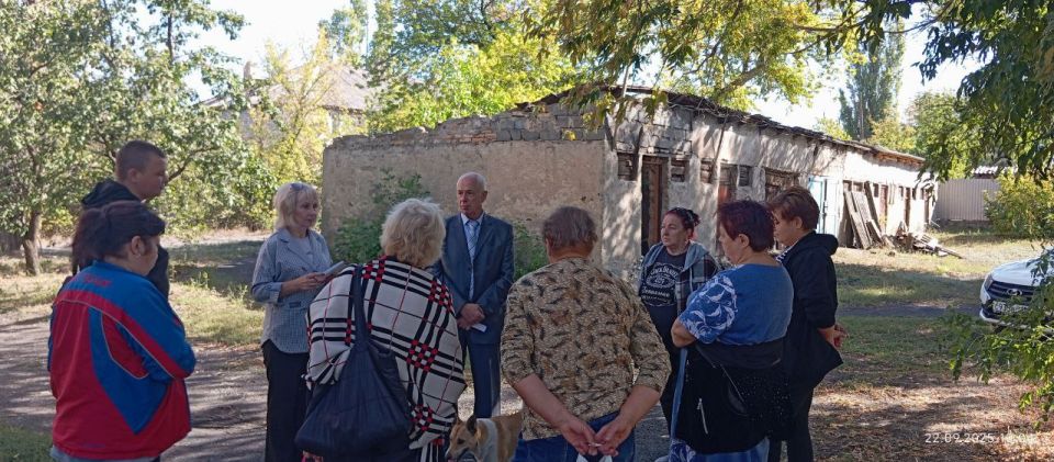 22 сентября заместитель главы Администрации муниципального образования городского округа Харцызск Владимир Панченко провел встречу с жителями в пгт Зуевка, ул. Ватутина, 10