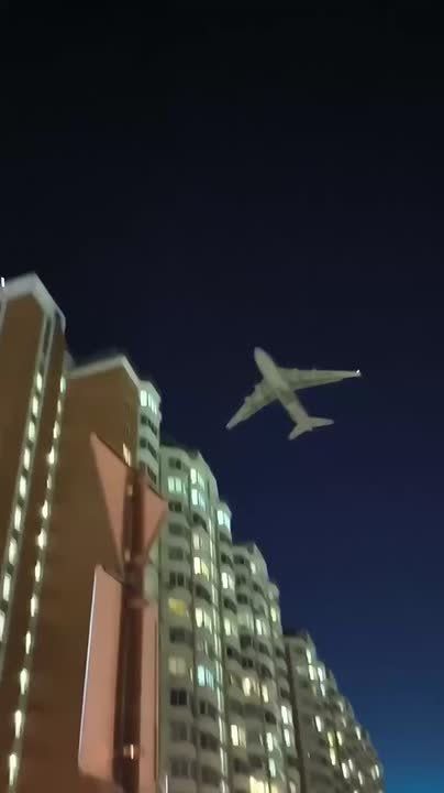 Москва отражает атаку БПЛА: аэропорт Шереметьево ввел ограничение на выпуск и прием судов