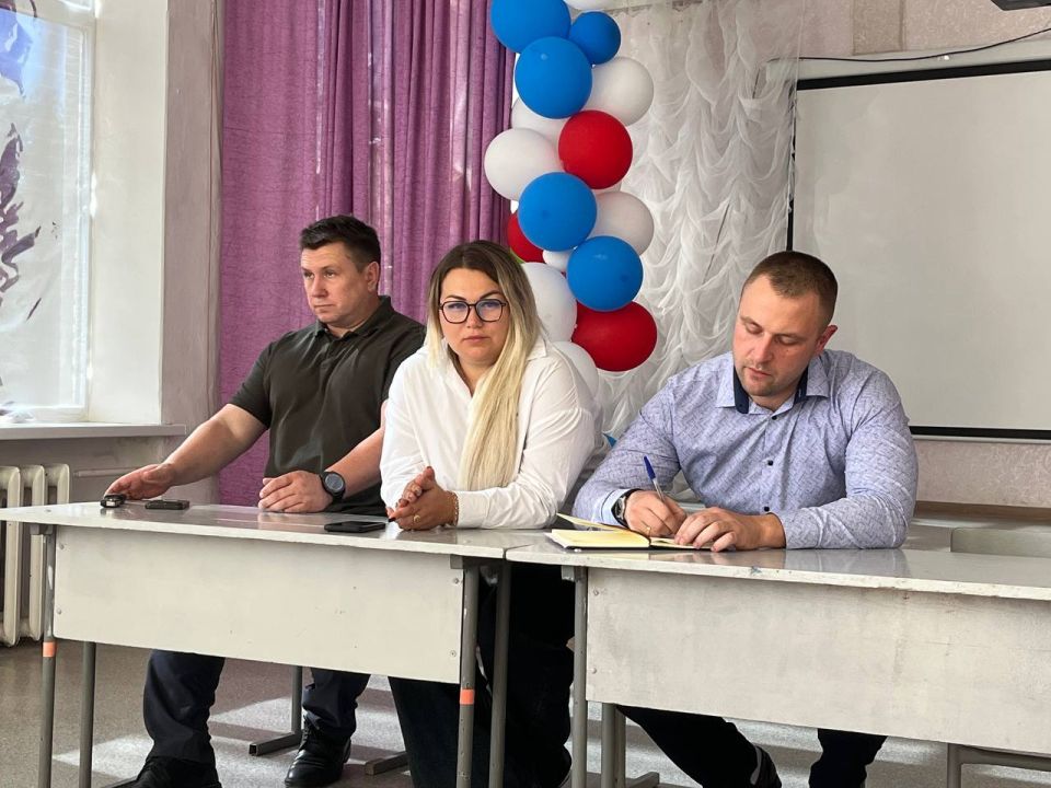 Сегодня первый заместитель главы Администрации городского округа Харцызск Олег Захаров вместе с депутатом Харцызского городского совета Борисом Будыка провели встречу с трудовым коллективом ГБОУ "Гимназия "Доминанта"