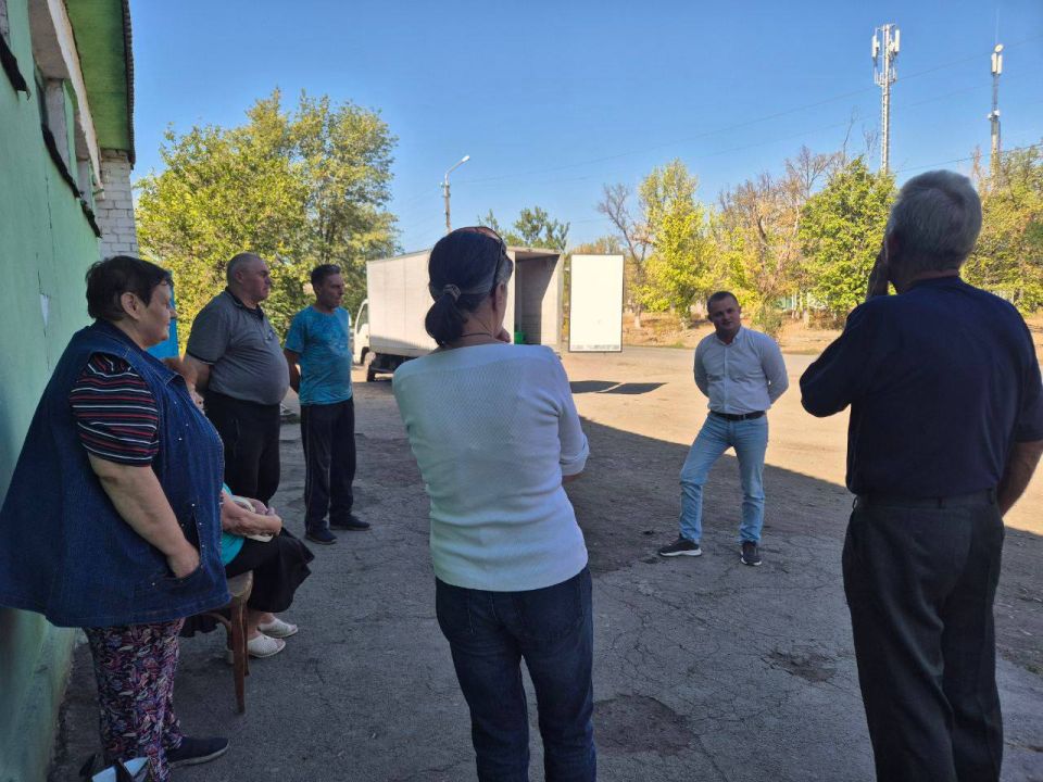 Сегодня заместитель начальника Зуевского территориального отдела Администрации муниципального образования Антон Ассаул провел встречу с гражданами в пгт Троицко-Харцызск на улице Октябрьской