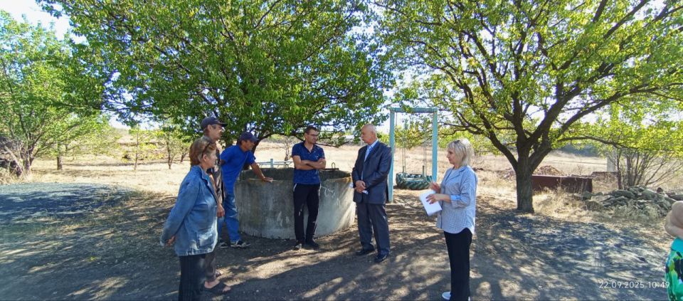 Сегодня заместитель главы Администрации муниципального образования городского округа Харцызск Владимир Панченко провел встречу с жителями в пгт Зуевка, ул. Энергетиков, 2