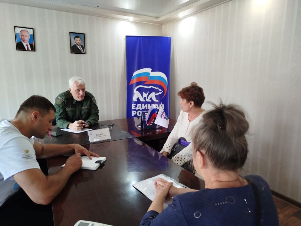 Заместитель председателя #Комитет_по_образованию_науке_культуре_и_делам_общественных_организаций Андрей Бедило (фракция «Единая Россия») провел ряд встреч с жителями Тореза