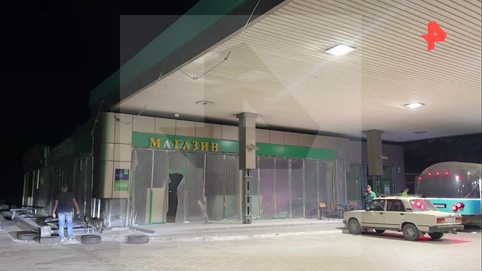 "Не понял, откуда он взялся — и прям в нас": последствия атаки украинских беспилотников по АЗС в Ленинском районе Донецка показал корреспондент "Известий" Евгений Быковский