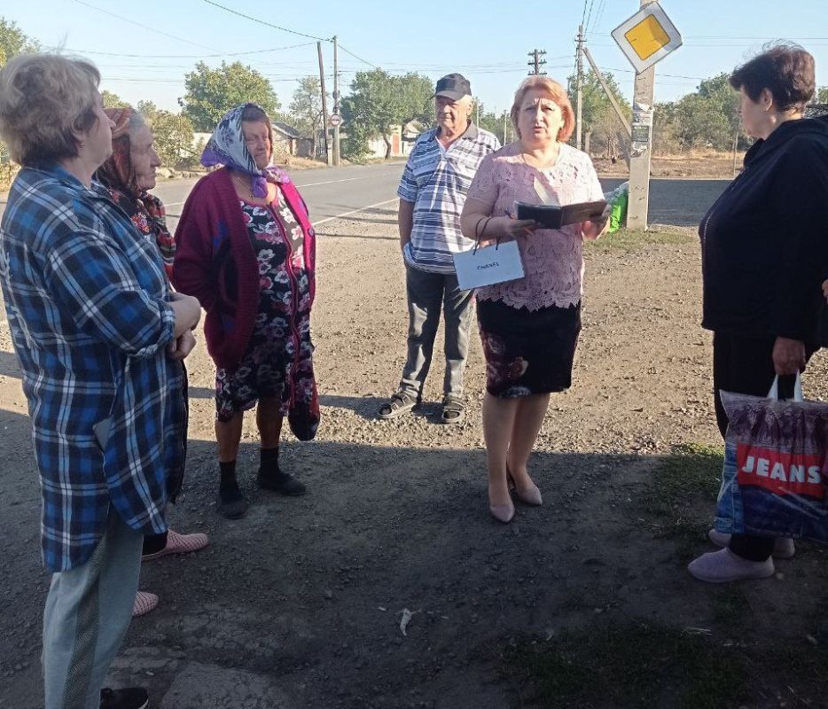 Начальник Благодатновского территориального отдела Инна Науменко встретилась с жителями улицы Мира в с. Благодатное