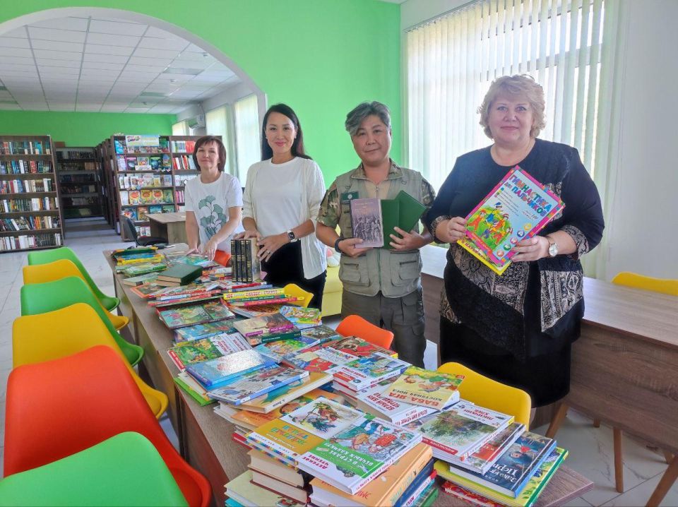 Александр Качанов: Якутия передала книги библиотеке Еленовки Докучаевского округа