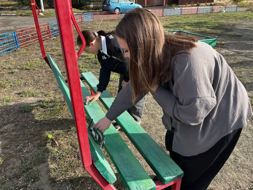 В рамках партийного проекта «Чистая страна», активистом партии «Единая Россия», заведующим сектором молодёжной политики администрации округа Пономаренко Русланом Александровичем был организован субботник на детской площадке...