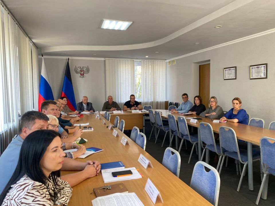 Временно исполняющий полномочия главы муниципального образования Евгения Поплавский провел аппаратное совещание с руководителями ведомств, а также представителями силовых структур