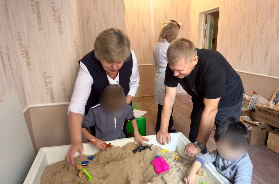 Александр Волошин: #гуманитарнаяпомощь. Сегодня в рамках нашей системной работы по гуманитарной поддержке региона депутат Народного Совета ДНР Вадим Морозов и Уполномоченный по правам ребёнка в Республике Светлана Малахай...