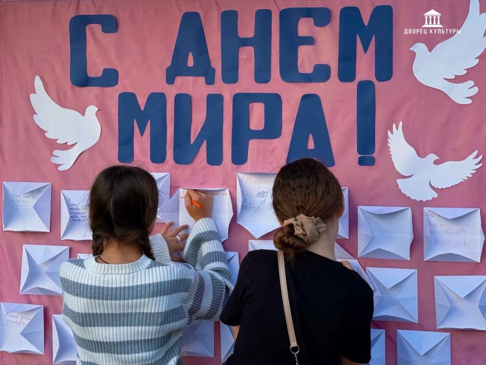 22 сентября на площади перед ДК творческие сотрудники ХГДК совместно с ЦРМИР провели тематическое мероприятие, посвященного Дню мира