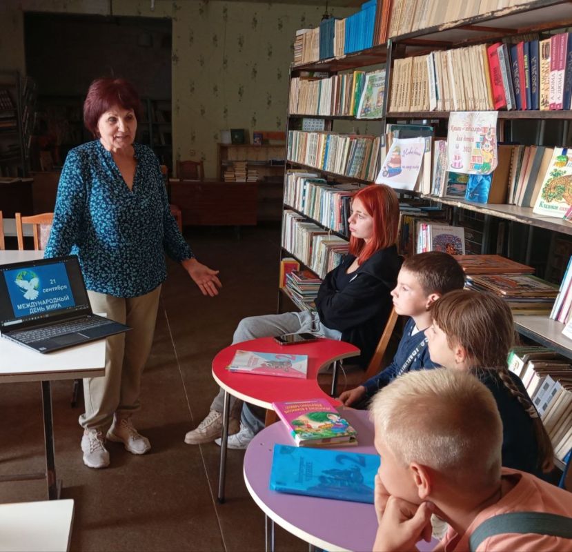 Международный день мира.. Этот праздник напоминает нам о важности борьбы с насилием и агрессией. Он посвящён миру и отсутствию войн