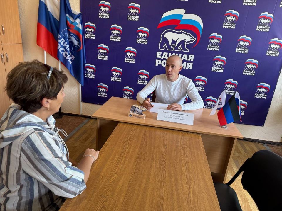 Заместитель председателя #Комитет_по_физической_культуре_спорту_и_туризму Сергей Парчевский (фракция «Единая Россия») и глава муниципального образования городского округа Дебальцево Сергей Желновач встретились с трудовым...