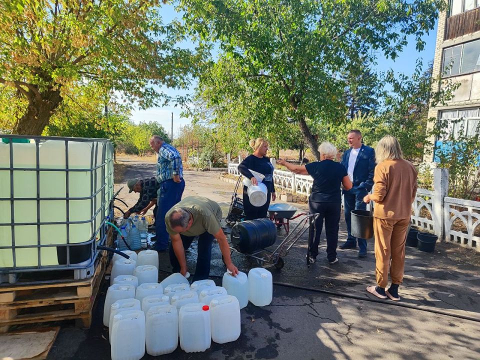 По поручению Главы Республики Дениса Пушилина депутат Торезского городского совета Иван Масленников проконтролировал подвоз воды в ранее установленную емкость по адресу: проспект Гагарина, д. 157