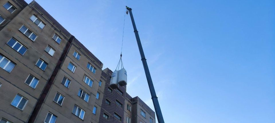 Подрядчики Нижегородской области восстанавливают кровлю жилого дома в Харцызске