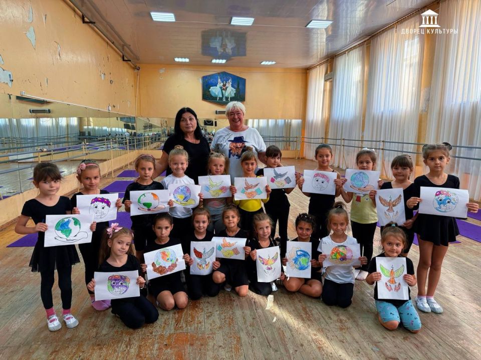 В Харцызском городском Дворце культуры 23 сентября зазвучали краски мира