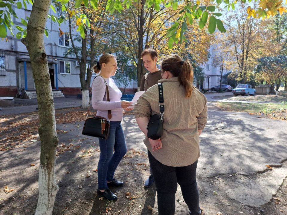 22 сентября 2025 года, начальник Светлодарского территориального отдела управления по работе с территориальными органами администрации городского округа Дебальцево Юлия Шевченко встретилась с жителями города Светлодарск