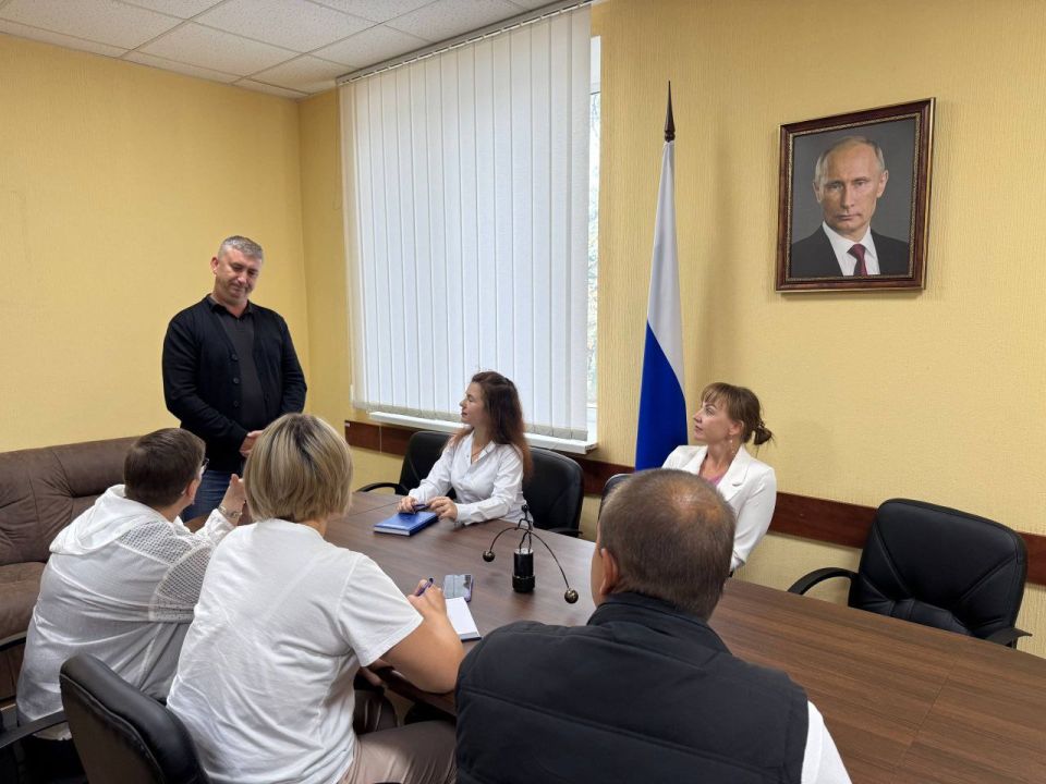 23 сентября начальник Старобешевского территориального отдела Администрации Старобешевского муниципального округа Артем Ляшов провел встречу с трудовым коллективом Старобешевского муниципального Совета