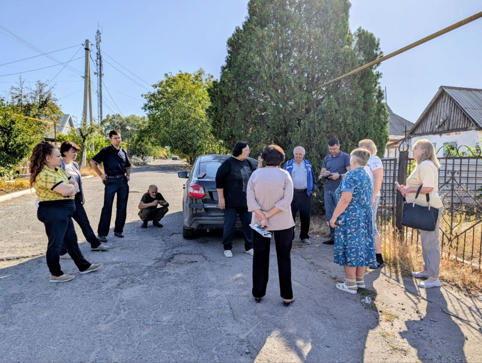 23 сентября заместитель главы Администрации Старобешевского муниципального округа Юрий Манжелеев провел сход граждан по улице Суворова города Комсомольское