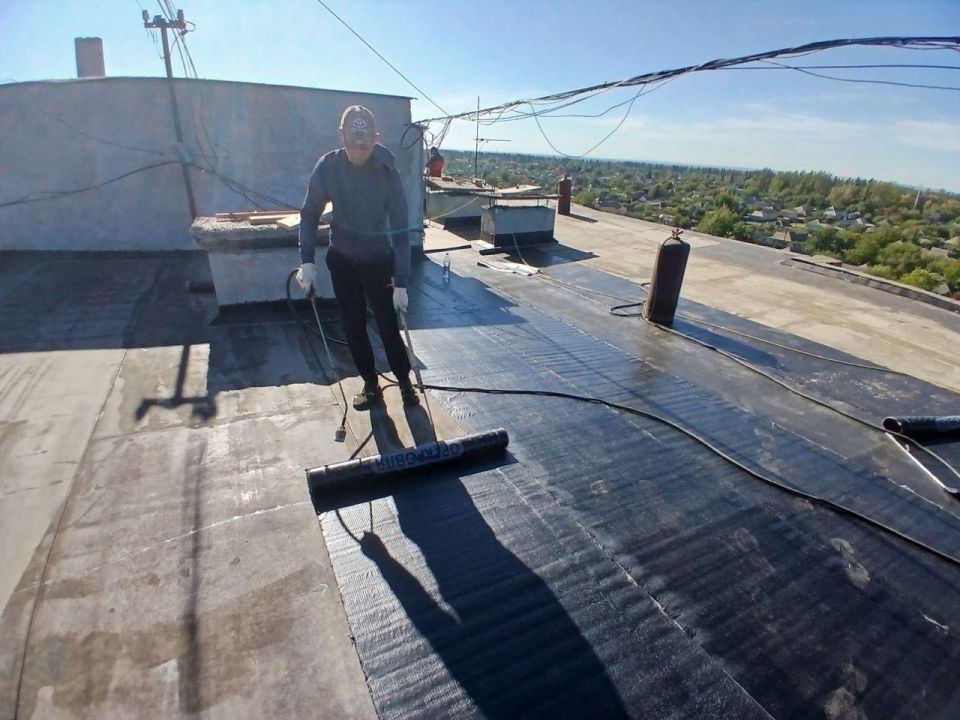 Подрядчики Нижегородской области восстанавливают кровлю жилого дома в Харцызске