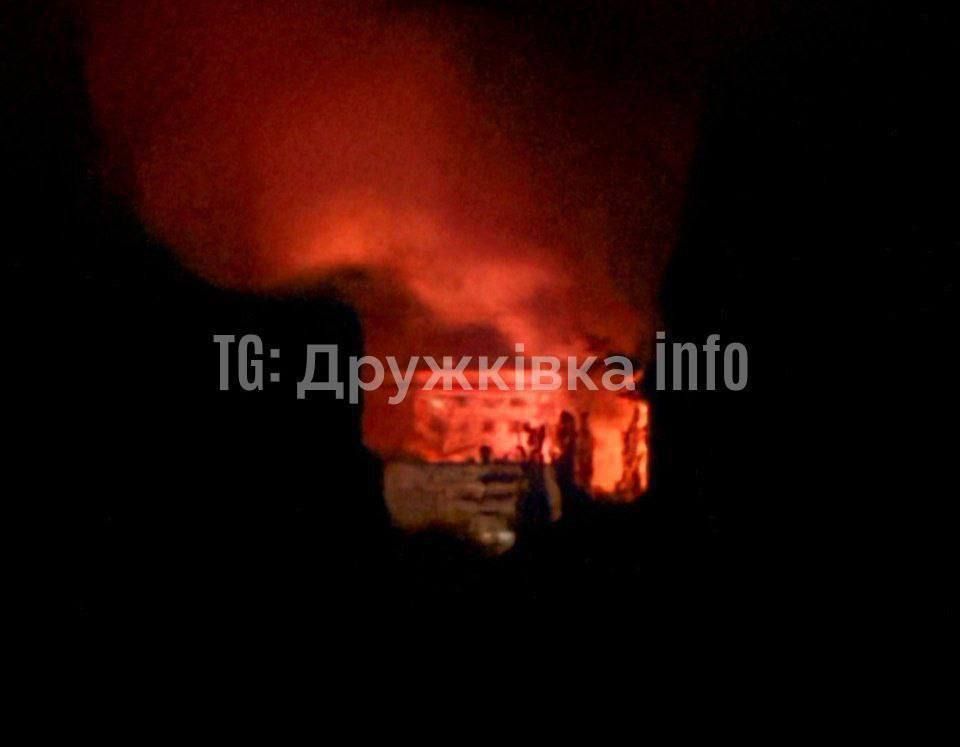 Пожар после ударов РСЗО в Дружковке на Донбассе