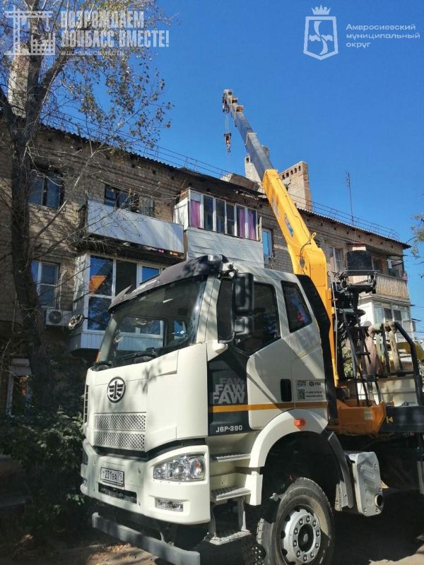 В Амвросиевке начались работы по ремонту кровли многоквартирного дома на площади Ленина