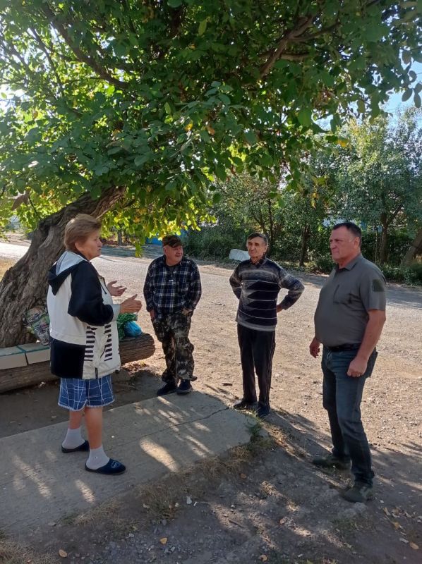 Первый заместитель главы администрации Амвросиевского муниципального округа Борис Бутко встретился с жителями с. Новоклиновка