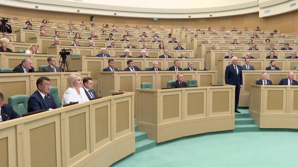 Александр Волошин: Назначенный сегодня Президентом России генеральный прокурор Александр Гуцан принес присягу в рамках пленарного заседания Совета Федерации