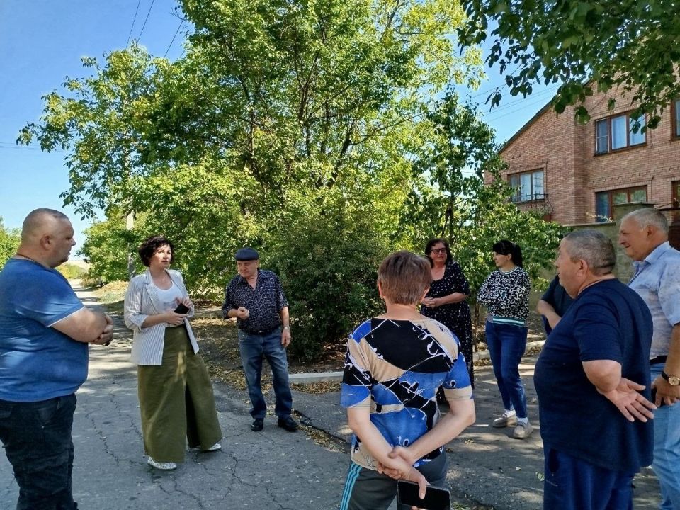 Вчера управляющий делами Администрации муниципального образования городского округа Харцызск Вера Маркитантова провела встречу с жителями с. Золотаревка, ул. Шахтерская, 31