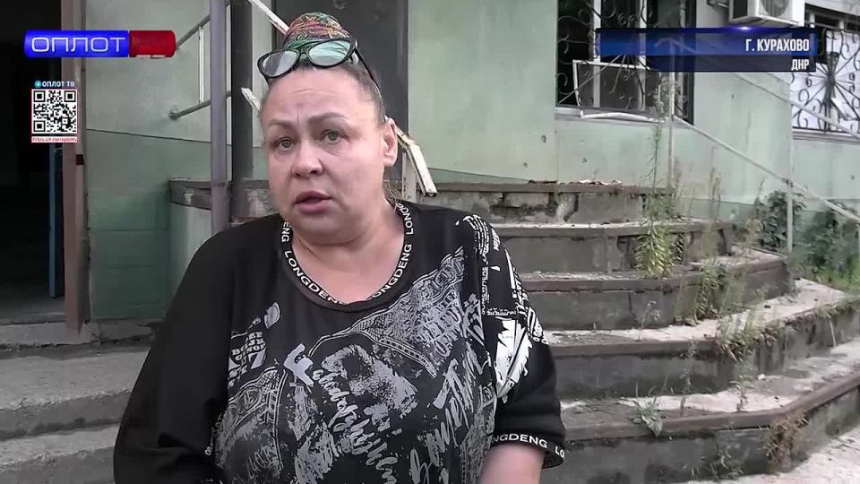 Полицейские в Курахово вынесли из горящей квартиры пожилую женщину