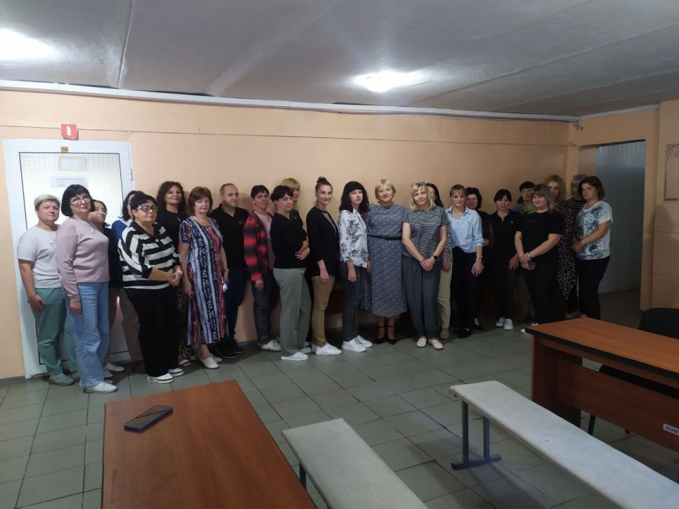 24 сентября, управляющий делами администрации городского округа Торез, Наталья Бекетова провела встречу с трудовым коллективом ГБУ ДНР "Республиканский центр социальной защиты населения"