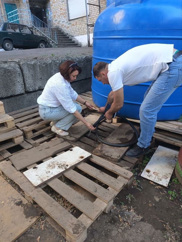 В рамках поручения Главы Республики Дениса Пушилина, депутат Торезского городского совета Екатерина Диденко проконтролировала подвоз воды в ранее установленную ёмкость по адресу: ул. 50 лет СССР