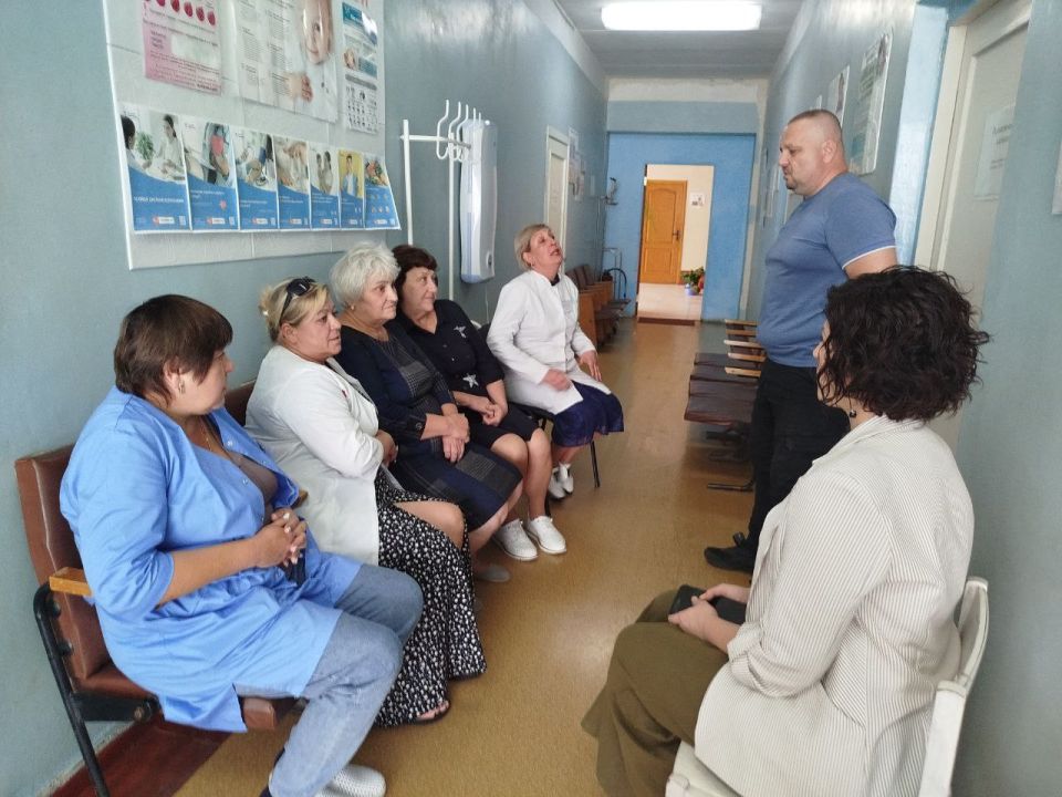 23 сентября управляющий делами Администрации муниципального образования городского округа Харцызск Вера Маркитантова провела встречу с трудовым коллективом "Амбулатории № 4 ЦГБ г. Харцызска"