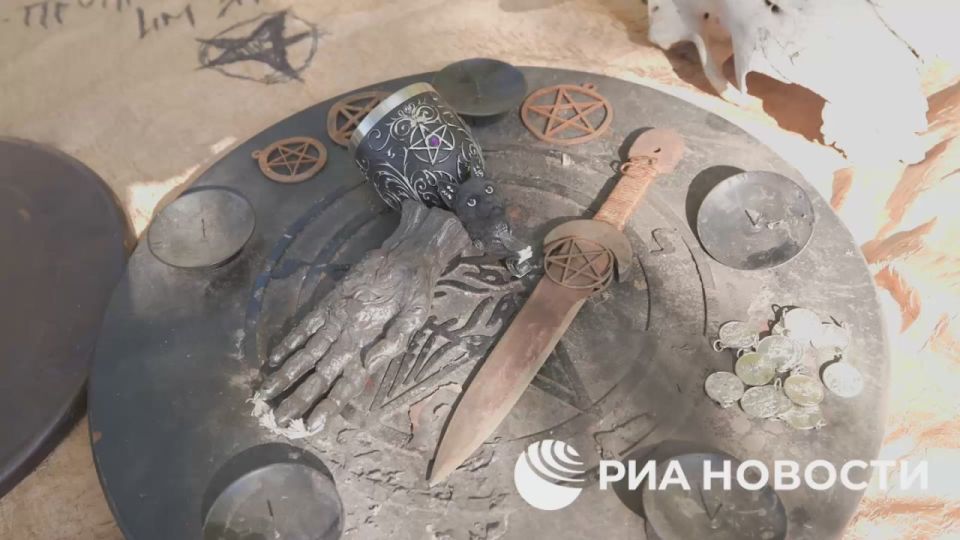 На бывших украинских позициях около Курахово в ДНР был обнаружен сатанинский алтарь, сообщил РИА Новости военно-политический эксперт Ян Гагин