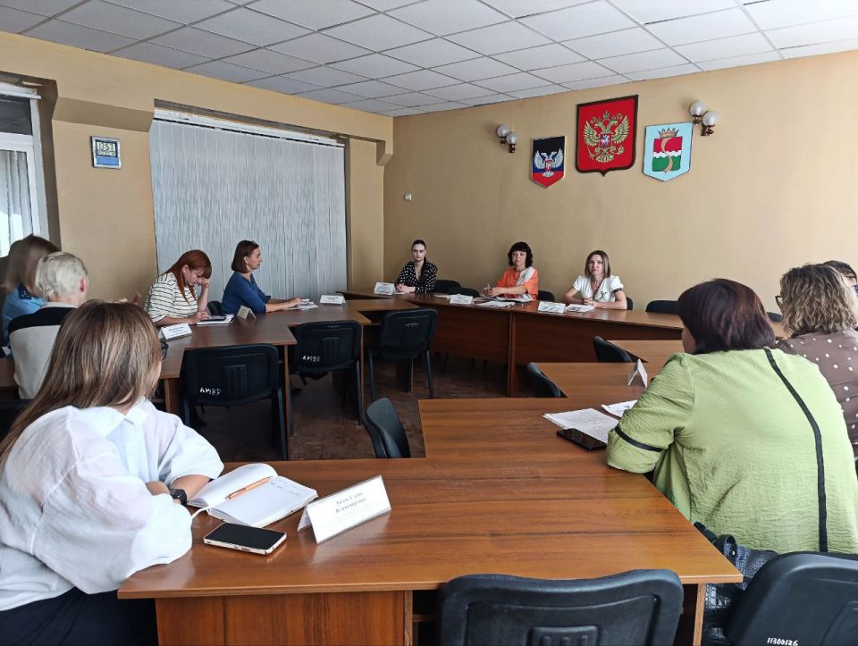 В администрации Амвросиевского муниципального округа состоялось очередное заседание комиссии по делам несовершеннолетних и защите их прав под председательством председателя комиссии Крюковой Елены Николаевны