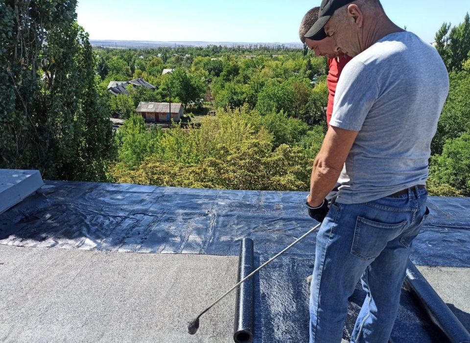 Их работа – в поднебесье. Максим С. и Сергей Ч. из Дебальцево – кровельщики по образованию и призванию, много лет проработали в строительной сфере, выполняя разовые заказы частных лиц