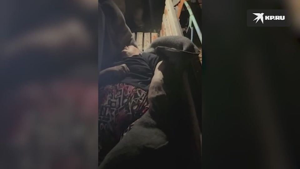 В освобожденном Курахово полицейские вызволили женщину из горящей квартиры