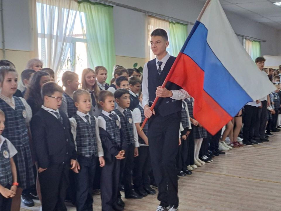 Во всех образовательных учреждениях Докучаевска прошла еженедельная церемония выноса флага РФ
