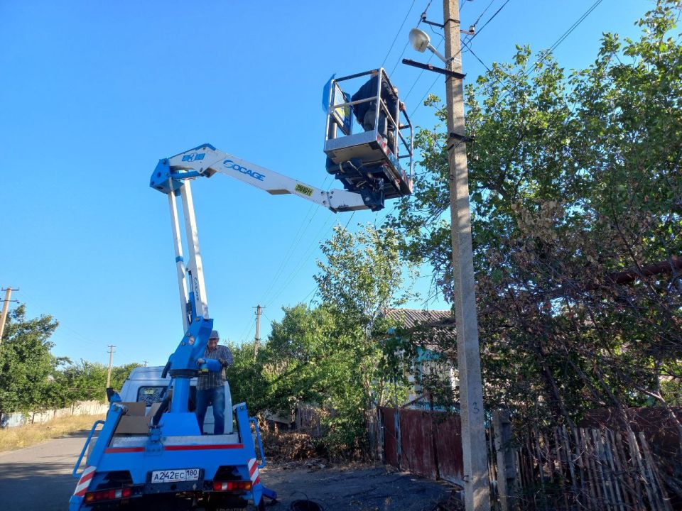 Сергей Юзвинкевич: На территории Володарского муниципального округа округа исходя из ранее данных поручений Главы Донецкой Народной Республики Дениса Владимировича Пушилина продолжается ремонт и расширение сети уличного...