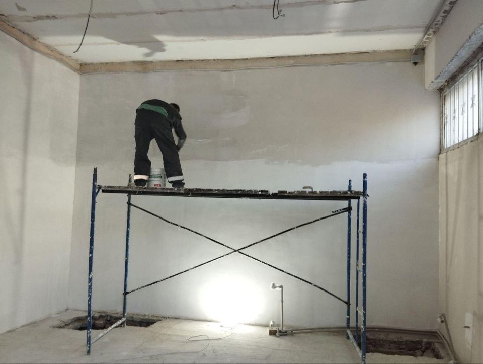 Продолжается обновление входной группы Харцызской больницы при поддержке Нижегородской области