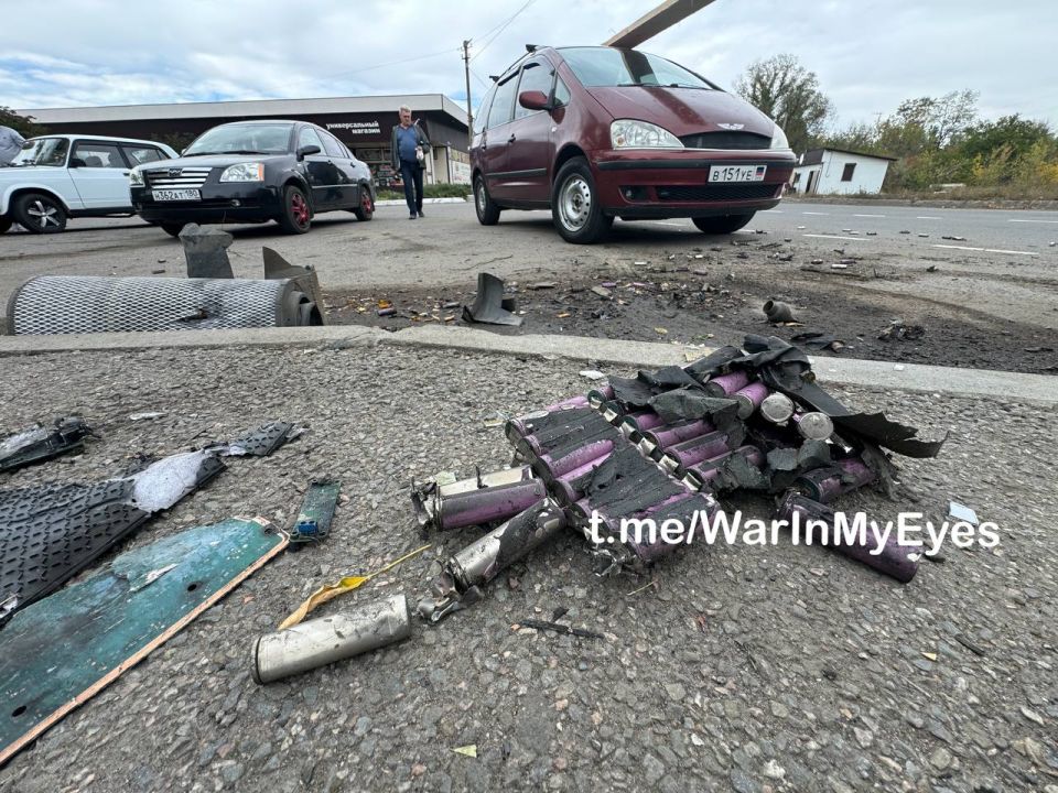 Остатки дрона на месте удара по автоцистерне для подвоза воды населению в Моспино