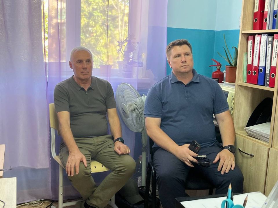 Вчера врип главы Администрации городского округа Харцызск Евгений Поплавский провел встречу с трудовым коллективом МБУ ДО СШ "Энергетик" г. Зугрэс