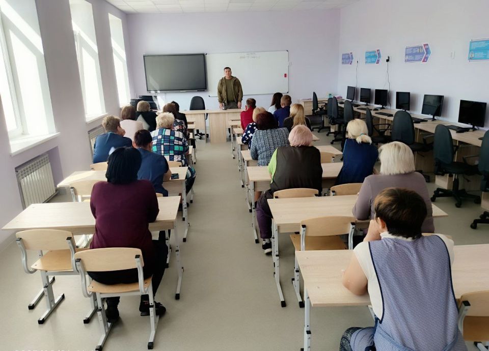 Глава Амвросиевского муниципального округа Игорь Лызов провел встречу с трудовым коллективом Металлистовской школы, в рамках которой были затронуты актуальные вопросы развития округа и посёлка Металлист