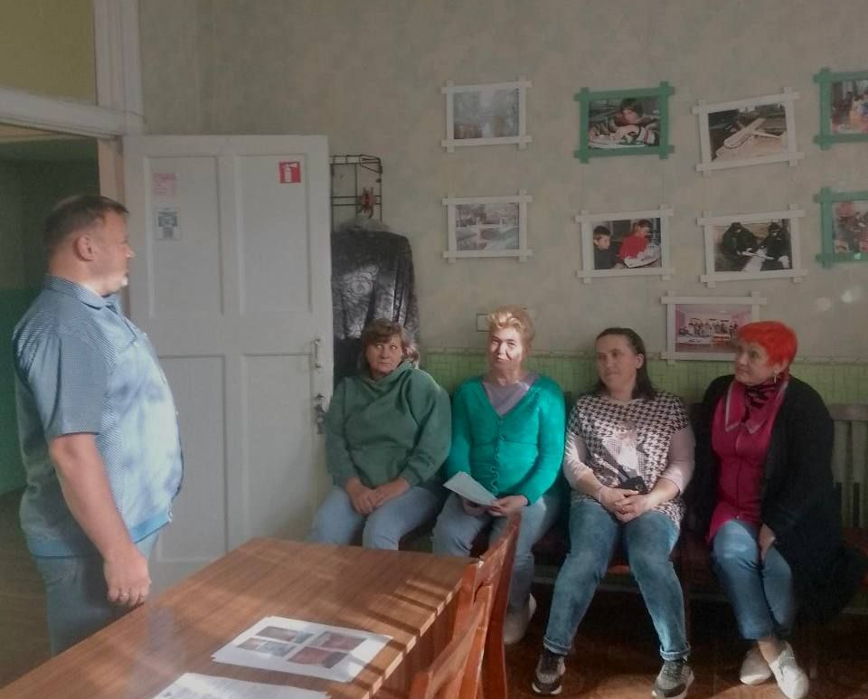 24 сентября начальник Управления образования Администрации городского округа Харцызск Николай Осипов провел встречу в коллективе МБУДО "ХСЮТ"