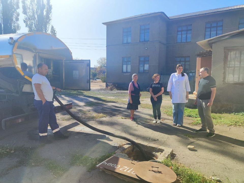 24 сентября 2025 года депутат Торезского городского совета Эдуард Иващенко в рамках протокольного поручения Главы Республики Дениса Пушилина проконтролировал подвоз воды на социальные объекты