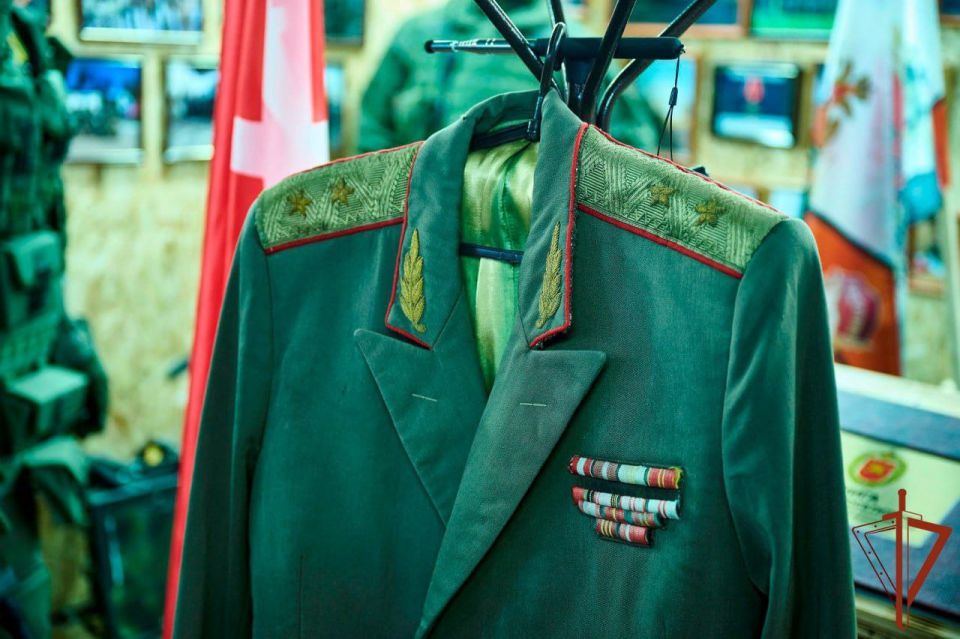 Росгвардейцам в ДНР передали историческую реликвию