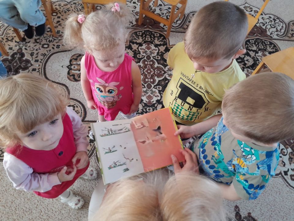 Сотрудники детской библиотеки-филиала провели для воспитанников ГКДОУ «Детский сад № 4 "Сказка" г. о. Дебальцево» очередные громкие чтения "Читаем вместе"