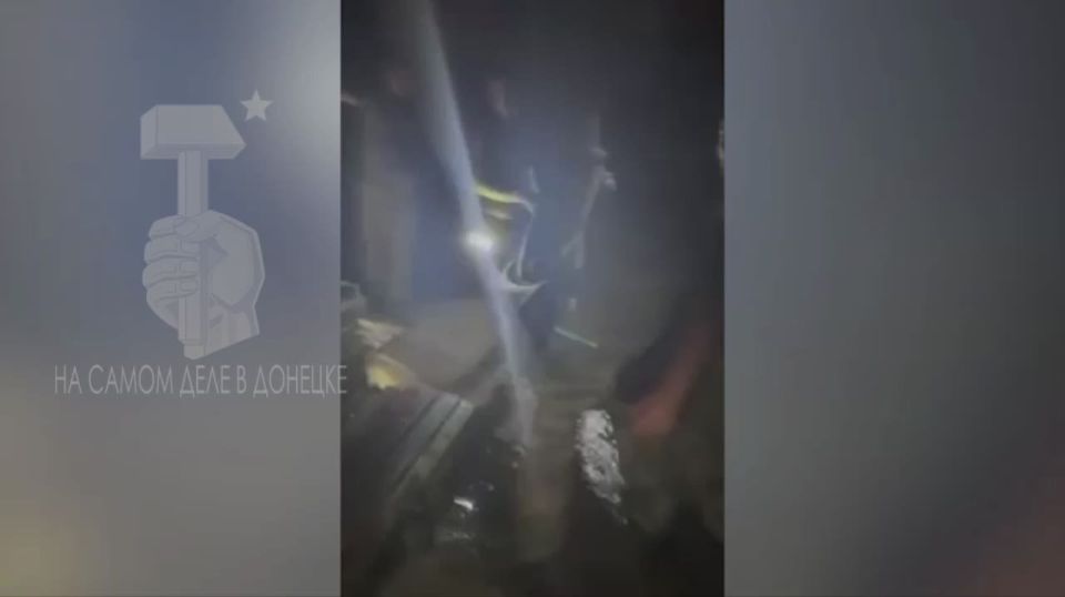 Полицейские вынесли женщину из горящей квартиры в недавно освобожденном Курахово