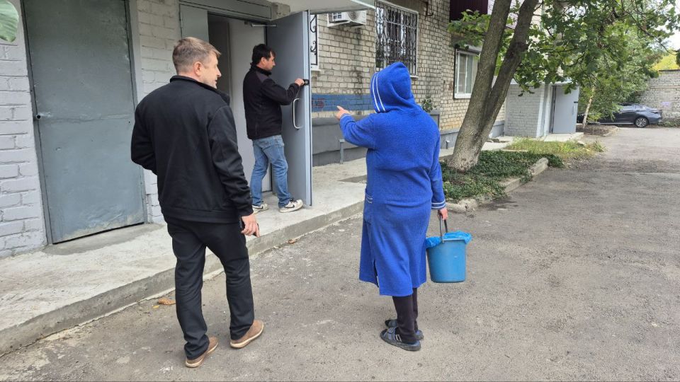 Заместитель главы администрации городского округа Дебальцево Виталий Тур 25 сентября 2025 года провел встречу с жителямипо ул. Узловой 62