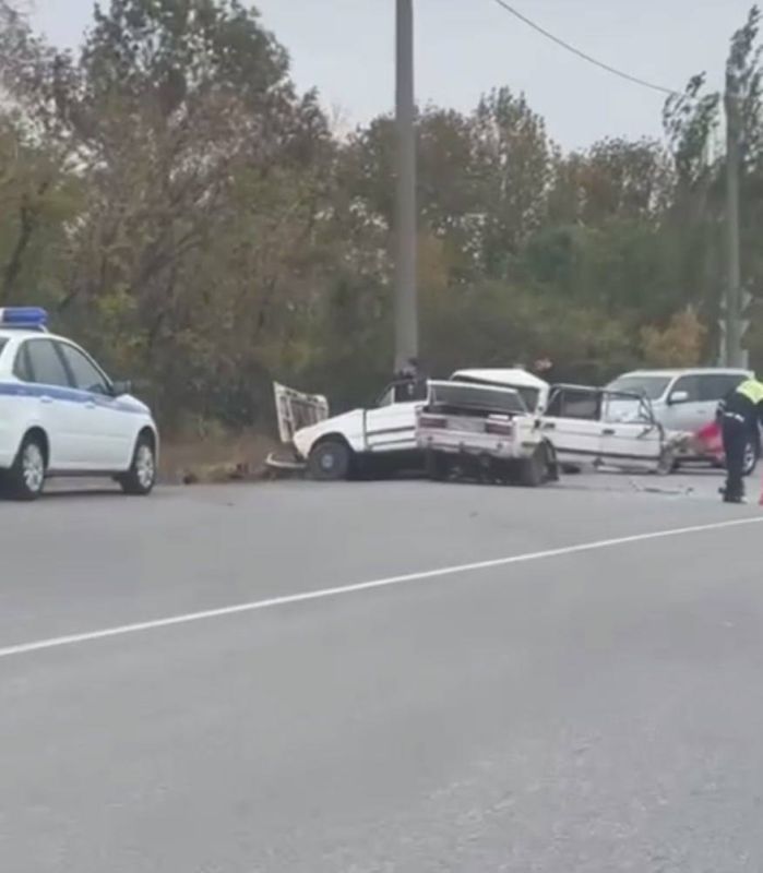 ВАЗ разорвало пополам на въезде в Харцызск