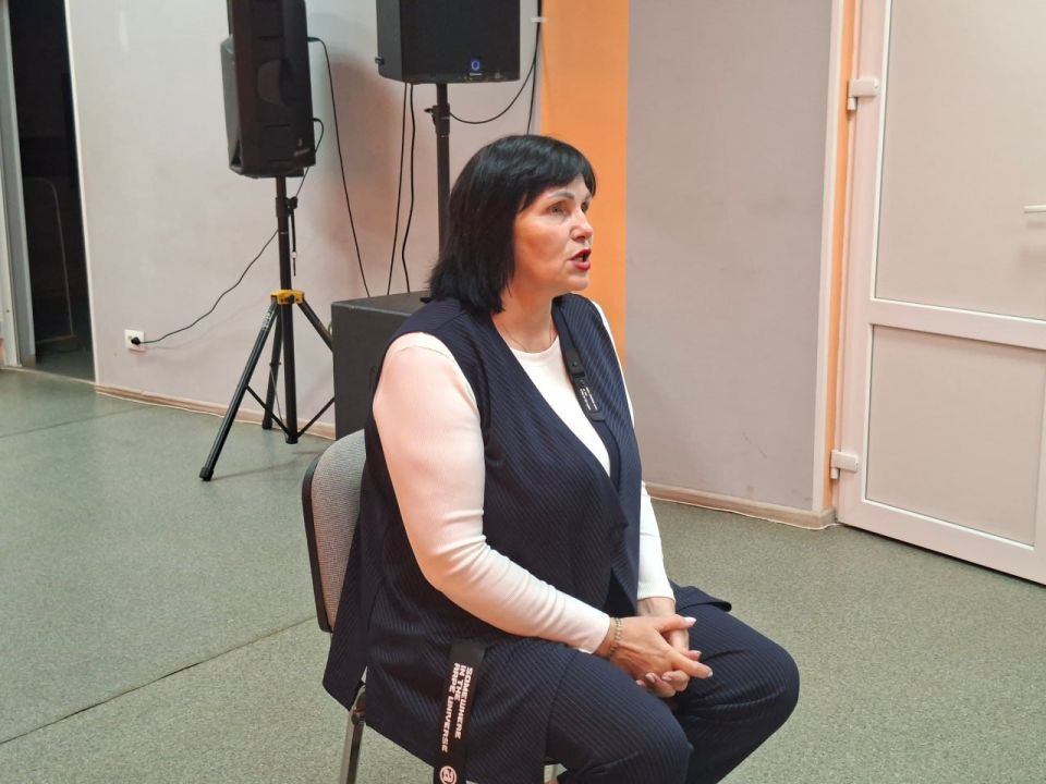 Сегодня, 25 сентября, заместитель главы администрации городского округа Дебальцево Оксана Козлова провела встречу с трудовым коллективом МБУ "Светлодарский городской дворец культуры администрации города Дебальцево"