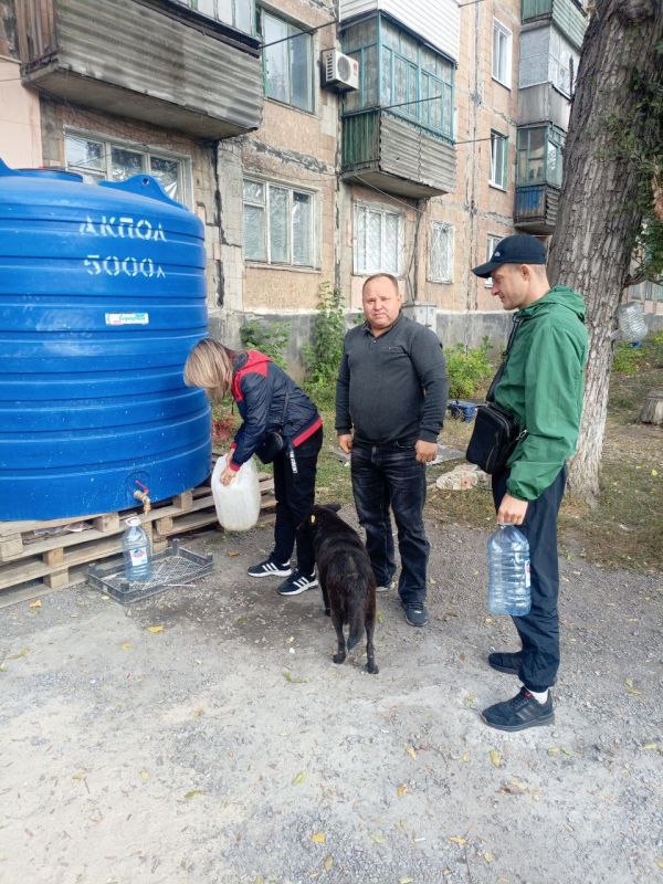 Сегодня, 25 сентября, по поручению Главы Республики Дениса Пушилина, депутат Торезского городского совета Василий Лавришин проконтролировал подвоз воды в ранее установленную ёмкость по ул. Высоцкого